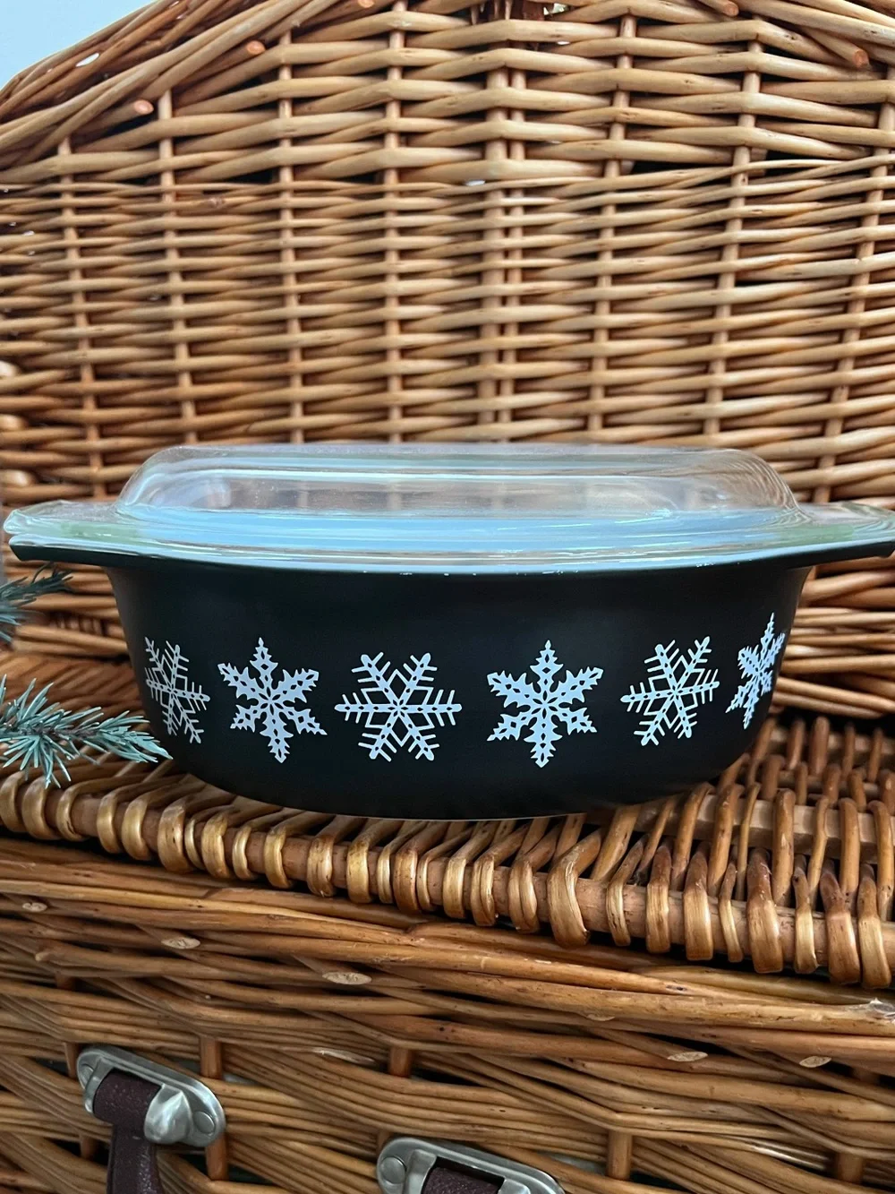 RARE PYREX 043 1 1/2qt matte black oval casserole dish snowflake 1956